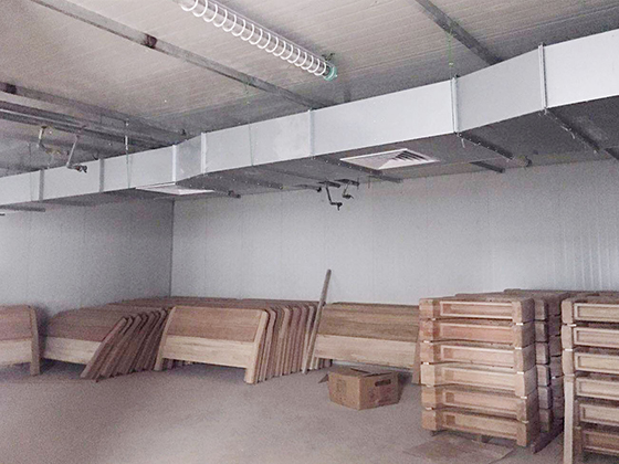 2、家具平衡養(yǎng)生：以“EMC”為基準，研發(fā)出多功能平衡干燥機，用于家具半成品的恒溫恒濕平衡養(yǎng)生